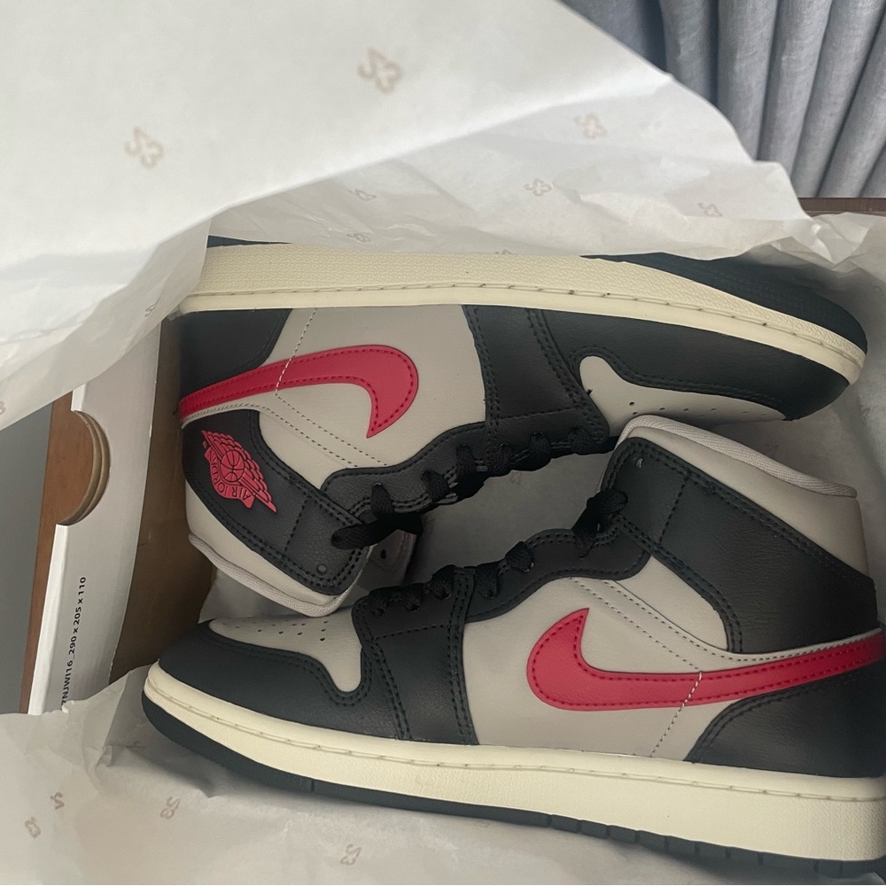 Air Jordan 1 gray women’s 7.5